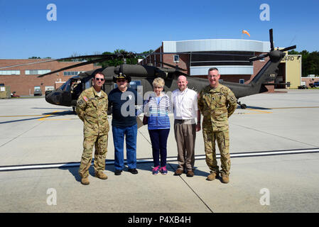 Oberstleutnant Patrick Wade, Commander (links), und Chief Warrant Officer (CW4) Brad Hutsell, Helikopter Pilot mit dem 1/230 th Assault Helicopter Bataillon, Tennessee Army National Guard, Pausen mit Vietnam Veteran Bobby Pridmore, seine Frau Judy, und Blount Co Veteran Angelegenheiten Vertreter Nathan Weinbaum für ein Foto mit einem Blackhawk Hubschrauber McGhee Tyson ANG Base, Tennessee. Pridmore ist ein Empfänger des Silver Star und der Distinguished Flying Cross. Stockfoto