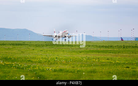 Russland, Wladiwostok, 26.05.2017. Pkw Flugzeug Tupolew Tu -204-100 B der Air Koryo (Nordkorea) nimmt ab. Stockfoto