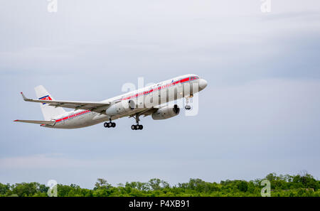 Russland, Wladiwostok, 26.05.2017. Pkw Flugzeug Tupolew Tu -204-100 B der Air Koryo (Nordkorea) nimmt ab. Stockfoto