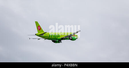 Russland, Wladiwostok, 26.05.2017. Passagierflugzeug Airbus A320 von S7 am Flugplatz. Stockfoto