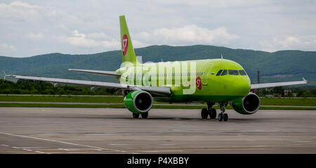 Russland, Wladiwostok, 26.05.2017. Passagierflugzeug Airbus A320 von S7 am Flugplatz. Stockfoto