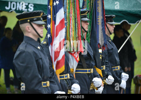 Soldaten aus dem 3 United States Infanterie Regiment, die Alte Garde, präsentieren die Farben bei einem reinterment Mai 12, 2017 für Private Samuel Howard, revolutionären Krieg Soldat, an resthaven Friedhof in Baxter, Ky. (USACE Stockfoto