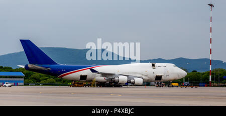 Russland, Wladiwostok, 26.05.2017. Cargo Flugzeug Boeing 747-412 der Aerotrans Cargo unternehmen wird entladen am Flugplatz. Stockfoto