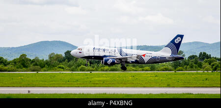 Russland, Wladiwostok, 26.05.2017. Passagierflugzeug Airbus A319 der Aurora Unternehmen landet. Stockfoto