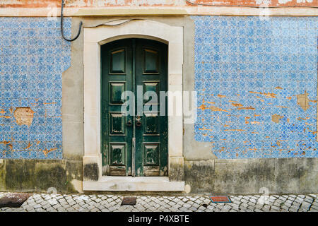 Gebrochene vintage Blau portugiesischen Azulejo Kacheln in Tomar, Portugal Stockfoto