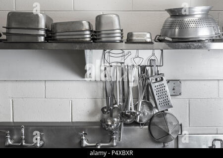 Restaurant kommerzielle Küche Edelstahl Kochgeschirr Stockfoto