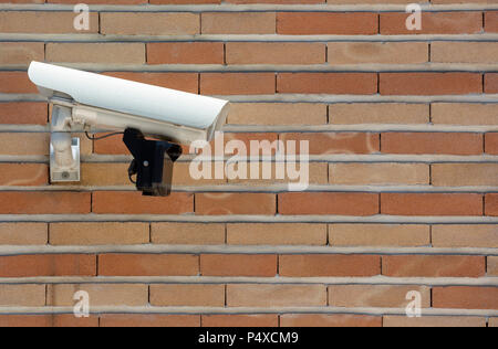 Weiß Überwachungskamera auf eine Wand. Linke obere Ecke. Stockfoto