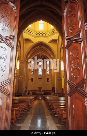 CONCATEDRAL DE SANTA MARIA DE LA ASUNCIÓN. Fue erigida en el siglo XV. Tras su demolición, se reconstruyó en 1939 según trazas del arquitecto Vicente TRAVER TOMAS. Vista de la nave CENTRAL. Castellón de la Plana. Comunidad Valenciana. España. Stockfoto