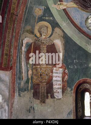 Italien. Abtei von Novalesa. Kapelle der Heiligen Eldrado und Sankt Nikolaus. 11. Jahrhundert. Fresco Darstellung Saint Michael Archangel. Abse. Stockfoto