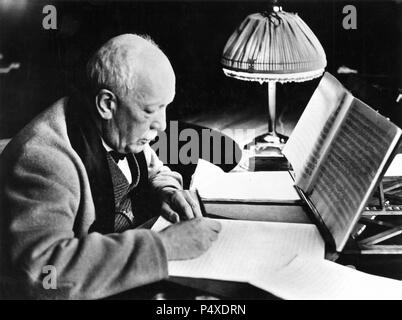 Deutsche Komponist Richard Strauss (1864-1949), sitzt, arbeitet an einer Musik-Manuskript. Für seine Opern bekannt:: Salome, Elektra und Der Rosenkavalier. Stockfoto