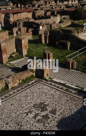 Römische Kunst. Italien. Ostia Antica. Haus von Bacchus und Ariadne. Fußbodenmosaik in Schwarz und Weiß. Es zeigt Bacchus mit seiner Frau Ariadne und der Kampf der Eros und Pan (Liebe und Lust) mit einem alten Silen als Schiedsrichter. 1st-2nd Jahrhunderte A.C. Stockfoto