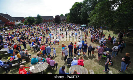 Wettbewerber versuchen die meisten Würmer aus dem Boden zu überreden, während die Welt Worm charmante Meisterschaften an willaston Grafschaft Grundschule, in Willaston, Crewe, Cheshire. Stockfoto