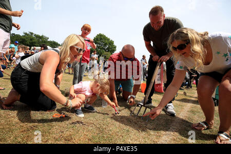 Wettbewerber versuchen die meisten Würmer aus dem Boden zu überreden, während die Welt Worm charmante Meisterschaften an willaston Grafschaft Grundschule, in Willaston, Crewe, Cheshire. Stockfoto