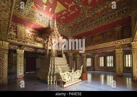 MUSEO NACIONAL. Antiguo Palacio Real, Construído a principios Del Siglo XX. Vista parcial del INTERIOR DE LA SALA PHA BANG. LUANG PRABANG (Patrimonio de la Humanidad). Laos. Stockfoto