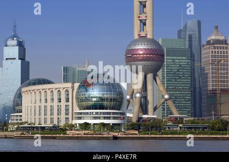 China. Shanghai. Oriental Pearl Tower am Ufer des Huangpu. Pudong New Area. Stockfoto