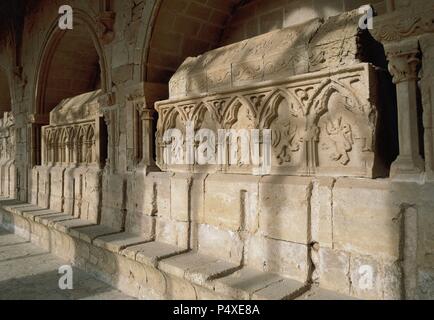 Romanische Kunst Kloster Santes Creus. Zisterzienserabtei. Gräber im gotischen Stil des Hauses Queralt und Haus der Puigverd in den Kreuzgang. 14. Jahrhundert. Santes Creus. Katalonien. Spanien. Stockfoto