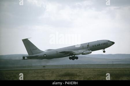 Avión de las FUERZAS GEBIETE ESTADOUNIDENSES despegando de la BASE MILITAR DE Torrejon de Ardoz. Comunidad de Madrid. España. Stockfoto