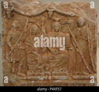 Taurobolium Altar (360-370) mit Relief mit der Darstellung der Göttin Cybele thront mit Demeter (rechts) von Persephone Kore und Iacchus flankiert. Wahrscheinlich aus Chalandri. Nationalen Archäologischen Museum. Athen. Griechenland. Stockfoto