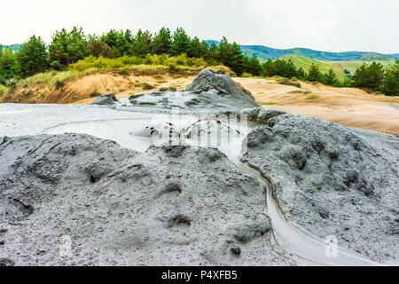 Buzau, Rumänien: Paclele Mari, Blubbernder Schlamm, Landschaft mit schlammigen Vulkan bei Sonnenuntergang - Sehenswürdigkeiten Attraktion Stockfoto