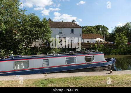 Kennet and Avon Canal in Kintbury, Berkshire, England, UK. Narrrowboat Bestehen dieser Riverside Pub mit Zimmer Stockfoto