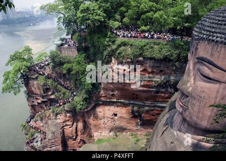 Leshan Giant Buddha (713-803). In eine Klippe des Mount Lingyun geschnitzt. Zeigt Maitreya Buddha sitzt. Provinz Sichuan. China. Stockfoto