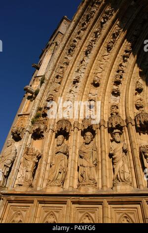 Gotische Kunst. Spanien. Katalonien. Castello d'Empuries. Basilika Santa Maria. Im Jahre 1067 geweiht und wurde im 14. Jahrhundert. Main Portikus mit Skulpturen der Apostel schmücken die Archivolten. Detail. Stockfoto