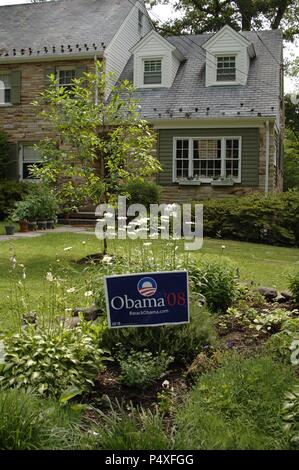 Plakat im Garten eines Hauses in Unterstützung für Barack Obama, Kandidat für die Präsidentschaft der Vereinigten Staaten im Jahr 2008. Washington D.C. United States. Stockfoto