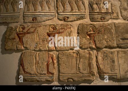 Ägyptische Kunst Talatat Wände aus dem Tempel des Amenophis IV. Aus 283 Blöcke von Polychromed Sandstein. Ritual für den Sonnengott Amun. 18. Dynastie. Neuen Imperiums. Luxor Museum. Ägypten. Stockfoto