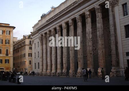 Italien. Rom. Tempel des Hadrian oder Hadrianeum. Von Antoninus Pius in 145 gebaut. In einem späteren Gebäude integriert. Kolonnade mit korinthischen Säulen. Piazza di Pietra (Piazza aus Stein). Stockfoto