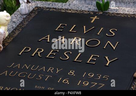 Tennessee. Memphis. Graceland Mansion an Elvis Presley (1935-1977). Meditation-Graden. Grab des "Königs". USA. Stockfoto