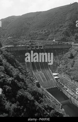 HISTORIA DE ESPAÑA. POLITICA HIDROLOGICA. Therapieschema FRANQUISTA. EMBALSE DE SALIME en el RIO NAVIA. Fue inaugurado en el año 1954 y está situado al sur de La población de Grandas de Salime. Vista de La Presa. Asturien. España. Stockfoto