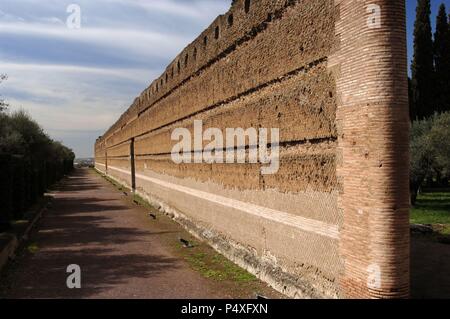 Italien. Hadrians Villa. Kaiserliche Villa, erbaut von Kaiser Hadrian (76-138). 2. Jahrhundert. Die Pecile. Tivoli. Stockfoto