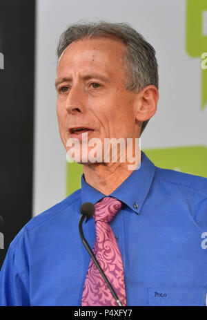 Peter Tatchell Adressen Massen in Parliament Square in Central London, während der Abstimmung März für ein zweites EU-Referendum. Stockfoto