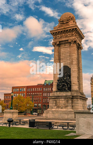 Soldaten und Matrosen Denkmal und Syrakus Sparkasse Gebäude am Clinton Square in Downtown Syracuse, New York State, USA. Stockfoto