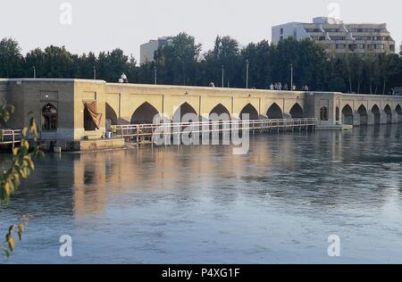 Iran. Isfahan. Chubi Brücke. Fast 150 m langen und mit 21 Bögen. Es war während der Herrschaft von Schah Abbas II. im Jahre 1665 gebaut, in erster Linie, um die Bewässerung der Gärten in der Umgebung. Stockfoto