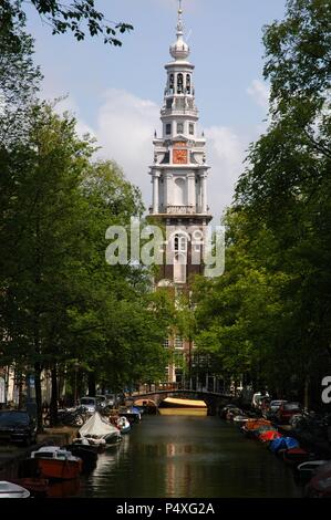 Holland. Amsterdam. Blick auf den Kanal und, im Hintergrund der Turm der Kirche (Zuiderkerk), erste protestantische Kirche in der Stadt. Gebaut von Hendrick de Keyser (1565-1621). 17. Jahrhundert. Stockfoto