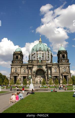 Deutschland. Berlin. Kathedrale (Berliner Dom) auch Oberste Pfarr- und Stiftskirche errichtet im späten 19. Jahrhundert von Wilhelm II. von Preußen und wurde nach dem Zweiten Weltkrieg. Ansicht von Westen. Stockfoto