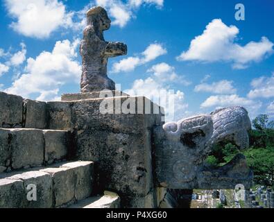 Präkolumbische Kunst. Maya. Chac Statue (Regen Gott) oder Anbieter auf einem gefiederte Schlange. Es liegt auf der Treppe des Tempels der Krieger. Maya-Toltec Stil. Klassische Periode (900-1224). Chichen Itza. Zustand von Yucatan. Mexiko. Stockfoto