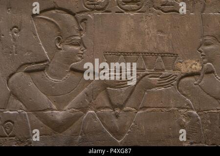 Relief mit der Darstellung eines Pharao das Darbringen von Gaben dem Gott MIN, Gott der Fruchtbarkeit. Kapelle zu Amun-Min gewidmet. Neuen Imperiums. Tempel von Luxor. Ägypten. Stockfoto