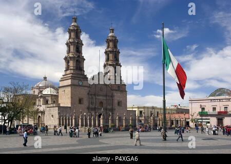 Mexiko. AGUASCALIENTES. Vista de la PLAZA DE LA PATRIA o Plaza Principal con la Catedral - BASILIKA DE NUESTRA SEÑORA DE LA ASUNCIÓN, construída en el Siglo XVIII. Stockfoto