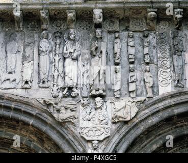 ARTE ROMANICO. ESPAÑA. CATEDRAL (siglos XI y-XII). PORTICO DE LAS PLATERIAS (S. XI). Única fachada Original que se conserva del Templo, aunque ha sido modificada. Las mejores de la parte CENTRAL con la REPRESENTACION DE CRISTO BENDICIENDO. SANTIAGO DE COMPOSTELA. Estado de A Coruña. Galizien. Stockfoto