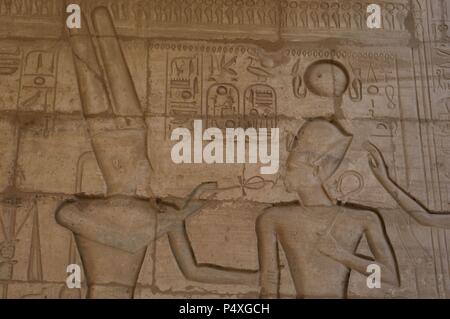 Relief zeigt Gott Amun, das Ankh an den Pharao Ramses II. Ramesseum. 13. Jahrhundert. 19 Dynastie. Neuen Reich. Nekropole von Theben. Tal der Könige. Ägypten. Stockfoto