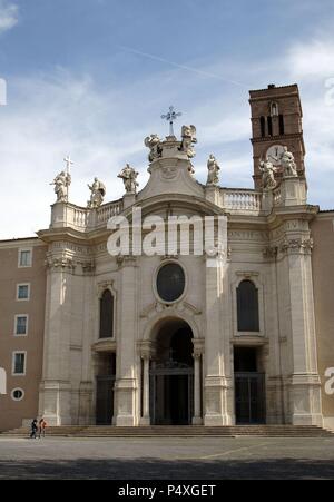 Italien. Rom. Die Basilika des Heiligen Kreuzes in Jerusalem (Basilica di Santa Croce in Gerusalemme). Barock. Fassade (1741-1744). Entworfen von Pietro Passalacqua (1690-1748) und Domenico Gregorini (1692-1777). 18. Stockfoto