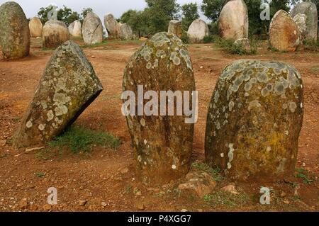 Die der Almendres Cromlech. Megalithische komplex: Cromlechs und Menhire Steine. 6. Jahrtausend v. Chr.. Jungsteinzeit. In der Nähe von Evora. Region Alentejo. Portugal. Stockfoto