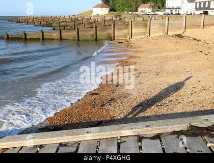 Buhnen am Strand Whitstable, Kent Stockfoto