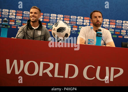 England's Jordan Henderson (links) und Manager Gareth Southgate während der Pressekonferenz am Stadion, Nischni Nowgorod Nischni Nowgorod. Stockfoto