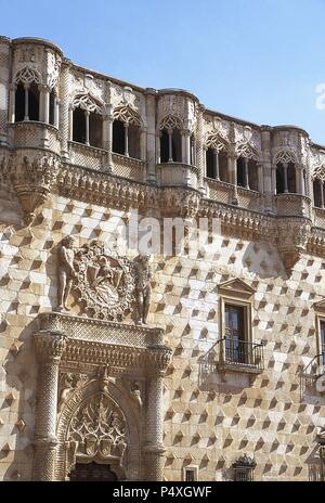 Guadalajara. Die infantado Palast erbaut im späten 15. Jahrhundert im Auftrag von Don Inigo Lopez de Mendoza, zweiter Herzog von infantado. Das Gebäude verfügt über Gotik und Renaissance Formen mit maurischen Stil. Detail. Die Region Kastilien-La Mancha. Spanien. Stockfoto