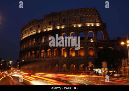 Italien. Rom. Das Kolosseum (Kolosseum) oder Flavischen Amphitheater. Elliptische Konstruktion gebaut aus Beton und Stein. 1. Jahrhundert A.C. Nächtliche Ansicht. Stockfoto