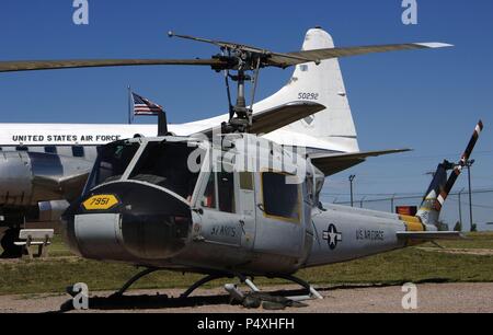 BELL UH-1 Iroquois F''. Modelo de helicóptero fabricado En 1963. Cobertura Utilizado para Servicios con misiles de y traslado de Material y evacuaciones médicas. Museo del Aire y el Espacio. Box Elder. Estado de Dakota del Sur. Estados Unidos. Stockfoto