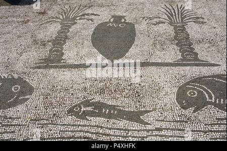 Ostia Antica. Quadrat der Gilden oder Konzerne. Mosaik einer Amphora zwischen zwei Palmen und drei Fische. In der Nähe von Rom. Stockfoto